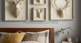 Empat dekorasi dinding kepala rusa artistik di atas tempat tidur bernuansa hangat dan earthy modern.