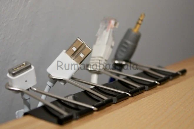 Lubang meja khusus kabel membuat kabel tidak terlihat, menyembunyikan kabel dan colokan supaya rumah tetap rapi