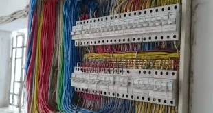 Panel listrik dengan kabel warna-warni tersusun rapi, menyembunyikan kabel dan colokan supaya rumah tetap rapi maksimal