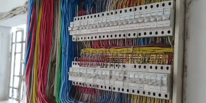 Panel listrik dengan kabel warna-warni tersusun rapi, menyembunyikan kabel dan colokan supaya rumah tetap rapi maksimal