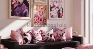 Ruang tamu rumah bertema anime dengan sofa hitam, bantal pink, dan pajangan karakter anime di dinding.