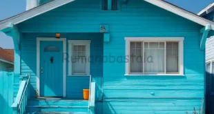 Rumah kayu warna biru terang terlihat menonjol, menjadi inspirasi pilihan warna cat rumah yang berani
