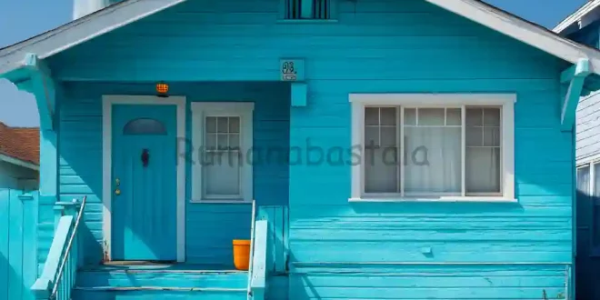 Rumah kayu warna biru terang terlihat menonjol, menjadi inspirasi pilihan warna cat rumah yang berani