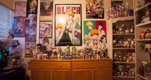 Rumah pop culture penuh koleksi action figure dan poster anime memenuhi dinding serta rak-rak kayu.