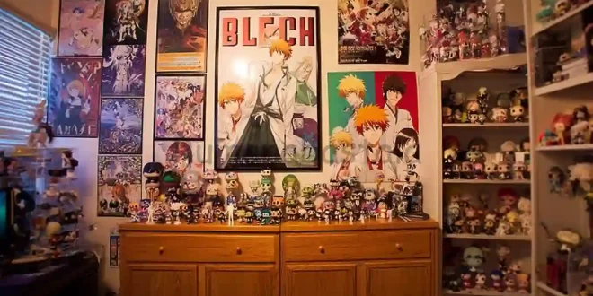 Rumah pop culture penuh koleksi action figure dan poster anime memenuhi dinding serta rak-rak kayu.